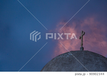 ギリシャ　サントリーニ島の夕暮れ時のフィラにある聖イオアニス・テオロゴス教会 90902344