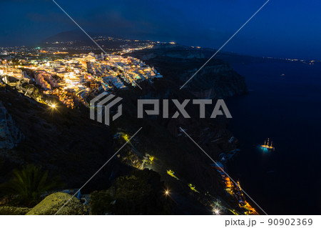 ギリシャ　サントリーニ島の断崖の上にあるライトアップされたフィラの街の夜景 90902369