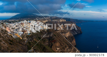 ギリシャ　サントリーニ島の断崖の上にあるフィラの街並みと島の風景 90902378
