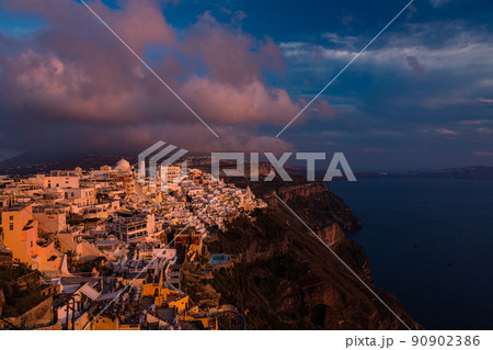 ギリシャ　サントリーニ島の断崖の上にあるフィラの街並みと夕焼けで染まった空 90902386