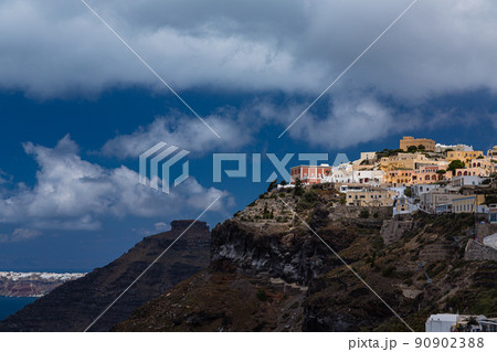 ギリシャ　サントリーニ島の断崖の上にあるフィラの街並み 90902388