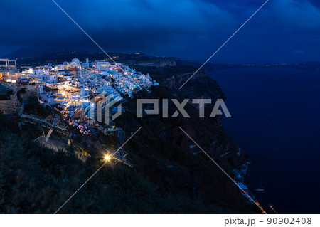 ギリシャ　サントリーニ島の断崖の上にあるライトアップされたフィラの街の夜景 90902408