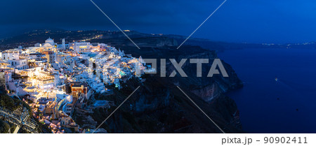 ギリシャ　サントリーニ島の断崖の上にあるライトアップされたフィラの街の夜景 90902411