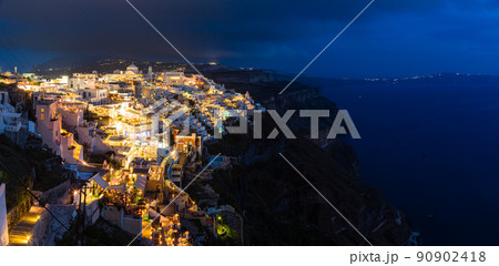 ギリシャ　サントリーニ島の断崖の上にあるライトアップされたフィラの街の夜景 90902418