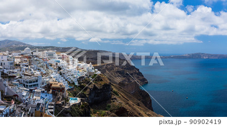ギリシャ　サントリーニ島の断崖の上にあるフィラの街並みとエーゲ海 90902419