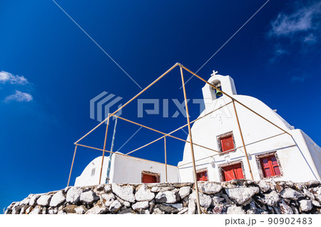 ギリシャ　サントリーニ島のフィラからイアへ続く沿岸ハイキングコース中にある教会 90902483