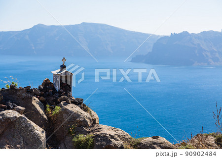 ギリシャ　サントリーニ島のフィラからイアへ続く沿岸ハイキングコースの風景 90902484
