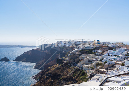 ギリシャ　サントリーニ島のイアの白い街並み 90902489
