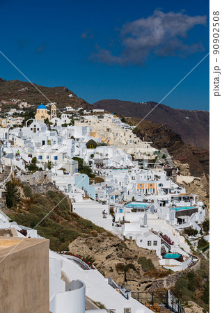 ギリシャ　サントリーニ島のイアの白い街並み 90902508