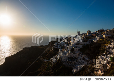 ギリシャ　サントリーニ島のイアのイア・キャッスルから見える絶景　白い街並みと風車 90902543