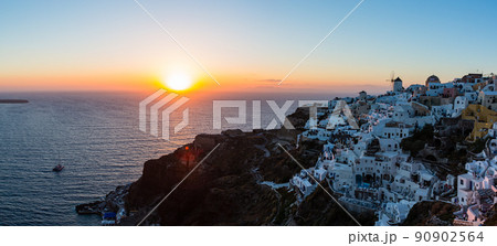 ギリシャ　サントリーニ島のイアのイア・キャッスルから見えるマジックアワーの絶景 90902564