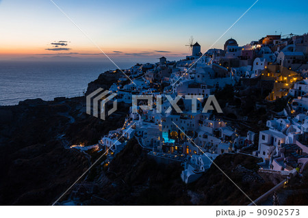 ギリシャ　サントリーニ島のイアのイア・キャッスルから見える日没時の絶景 90902573