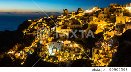 ギリシャ　サントリーニ島のイアのイア・キャッスルから見える夜景と風車 90902593
