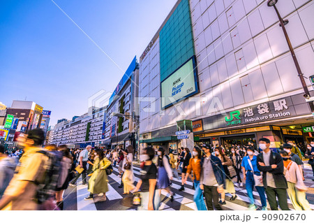 池袋駅前 人混み