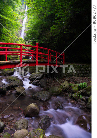 洒水の滝と赤い橋 洒水の滝と赤い橋 90902777