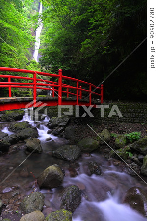 洒水の滝と赤い橋 洒水の滝と赤い橋 90902780