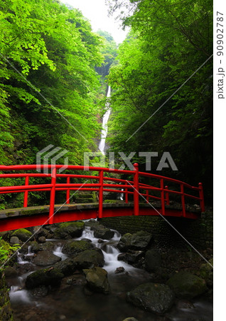 洒水の滝と赤い橋 洒水の滝と赤い橋 90902787