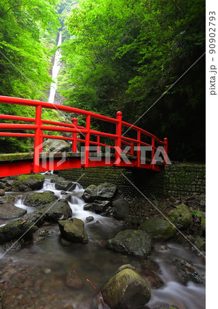 洒水の滝と赤い橋 洒水の滝と赤い橋 90902793