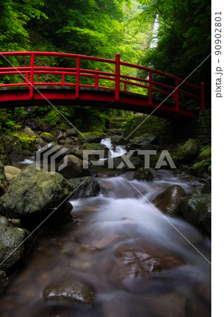 洒水の滝と赤い橋 90902801