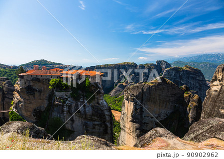 ギリシャ メテオラの断崖絶壁の岩山の上に建つヴァルラアム修道院と奇岩群 ギリシャ メテオラの断崖絶壁の岩山の上に建つヴァルラアム修道院と奇岩群 90902962