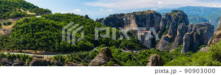 ギリシャ メテオラの断崖絶壁の岩山の上に建つルサヌ修道院と周りを囲む奇岩群 ギリシャ メテオラの断崖絶壁の岩山の上に建つルサヌ修道院と周りを囲む奇岩群 90903000