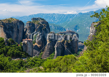 ギリシャ メテオラの断崖絶壁の岩山の上に建つルサヌ修道院と周りを囲む奇岩群 ギリシャ メテオラの断崖絶壁の岩山の上に建つルサヌ修道院と周りを囲む奇岩群 90903009