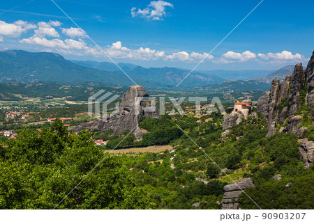 ギリシャ　メテオラの奇岩群に囲まれた断崖絶壁の岩山の上に建つ聖ニコラオス・アナパフサス修道院 90903207