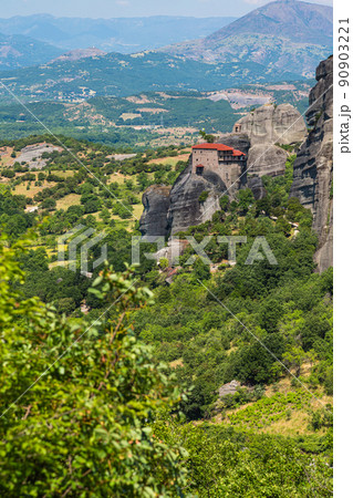ギリシャ　メテオラの断崖絶壁の岩山の上に建つ聖ニコラオス・アナパフサス修道院 90903221
