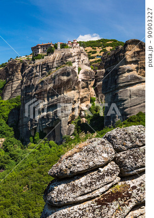 ギリシャ メテオラの断崖絶壁の岩山の上に建つヴァルラアム修道院 ギリシャ メテオラの断崖絶壁の岩山の上に建つヴァルラアム修道院 90903227