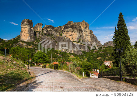 ギリシャ カランバカの町から見えるメテオラの奇岩群 ギリシャ カランバカの町から見えるメテオラの奇岩群 90903228