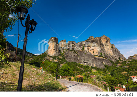 ギリシャ カランバカの町から見えるメテオラの奇岩群 ギリシャ カランバカの町から見えるメテオラの奇岩群 90903231