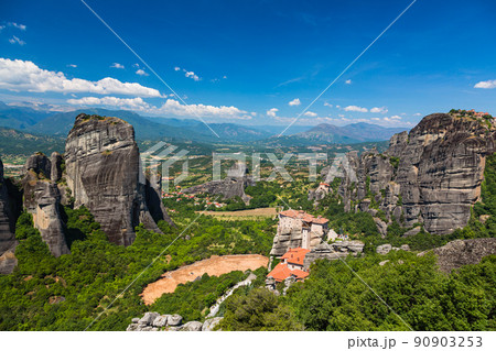 ギリシャ メテオラの断崖絶壁の岩山の上に建つルサヌ修道院と聖ニコラオス・アナパフサス修道院 ギリシャ メテオラの断崖絶壁の岩山の上に建つルサヌ修道院と聖ニコラオス・アナパフサス修道院 90903253