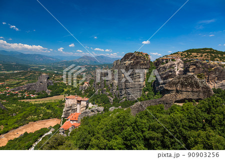 ギリシャ　メテオラの断崖絶壁の岩山の上に建つルサヌ修道院と聖ニコラオス・アナパフサス修道院 90903256