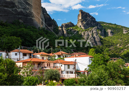 ギリシャ　カランバカの街並みと後ろに見えるメテオラの奇岩群 90903257