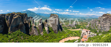 ギリシャ　メテオラの断崖絶壁の岩山の上に建つルサヌ修道院と聖ニコラオス・アナパフサス修道院 90903264