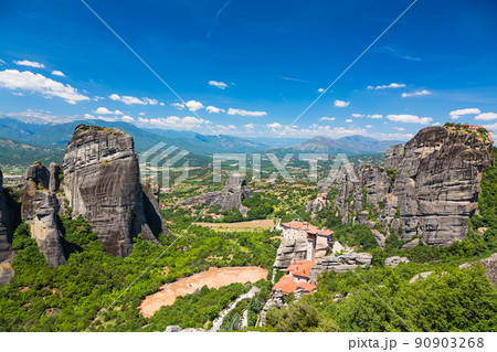 ギリシャ　メテオラの断崖絶壁の岩山の上に建つルサヌ修道院と聖ニコラオス・アナパフサス修道院 90903268