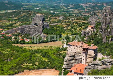 ギリシャ　メテオラの断崖絶壁の岩山の上に建つルサヌ修道院と聖ニコラオス・アナパフサス修道院 90903277