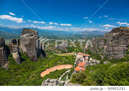 ギリシャ メテオラの断崖絶壁の岩山の上に建つルサヌ修道院と聖ニコラオス・アナパフサス修道院 ギリシャ メテオラの断崖絶壁の岩山の上に建つルサヌ修道院と聖ニコラオス・アナパフサス修道院 90903281