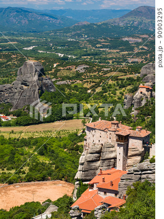 ギリシャ　メテオラの断崖絶壁の岩山の上に建つルサヌ修道院と聖ニコラオス・アナパフサス修道院 90903295