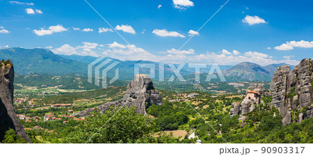 ギリシャ　メテオラの断崖絶壁の岩山の上に建つ聖ニコラオス・アナパフサス修道院と後ろに広がる山 90903317