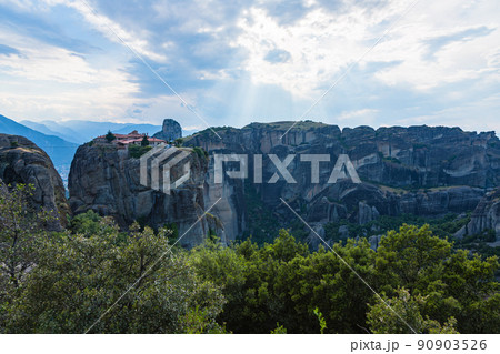 ギリシャ　メテオラの奇岩の上に建つアギア・トリアダ修道院と奇岩群 90903526