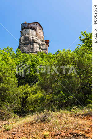 ギリシャ　メテオラの巨大な岩山の上に建つルサヌ修道院 90903554
