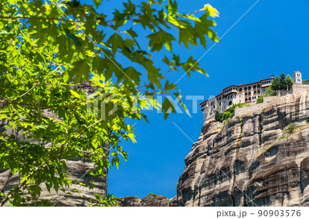 ギリシャ　メテオラの断崖絶壁の岩山の上に建つヴァルラアム修道院 90903576