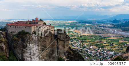 ギリシャ　メテオラの断崖絶壁の岩山の上に建つ聖ステファノス修道院とカランバカの街並み 90903577