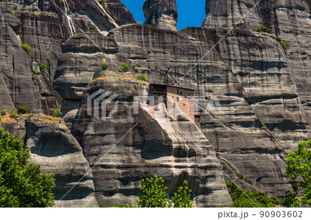 ギリシャ　メテオラの断崖絶壁の岩山の上に建つ聖ニコラオス・アナパフサス修道院 90903602