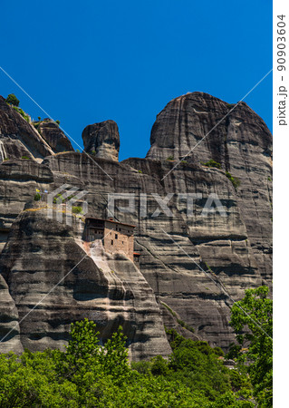 ギリシャ メテオラの断崖絶壁の岩山の上に建つ聖ニコラオス・アナパフサス修道院 ギリシャ メテオラの断崖絶壁の岩山の上に建つ聖ニコラオス・アナパフサス修道院 90903604