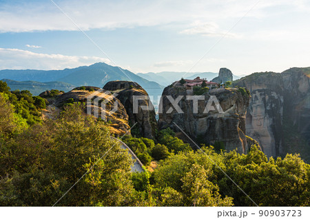 ギリシャ　メテオラの断崖絶壁の岩山の上に建つアギア・トリアダ修道院と奇岩群 90903723