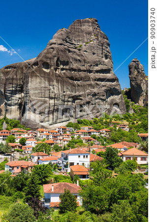 ギリシャ　カストラキの町並みと後ろに見えるメテオラの巨大な岩山 90903740