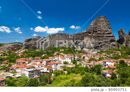 ギリシャ　カストラキの町並みと後ろに見えるメテオラの奇岩群と聖ニコラオス・アナパフサス修道院 90903751