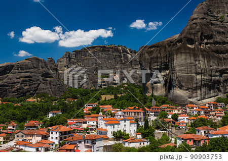 ギリシャ　カストラキの町並みと後ろに見えるメテオラの奇岩群と聖ニコラオス・アナパフサス修道院 90903753